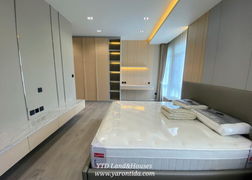 ขาย มัณฑนา บางนา – วงแหวน บ้านใหม่ ไม่เคยเข้าอยู่ บ้านหน้าลึก จอดรถได้ 3 คัน ตั้งอยู่บนถนนหลัก