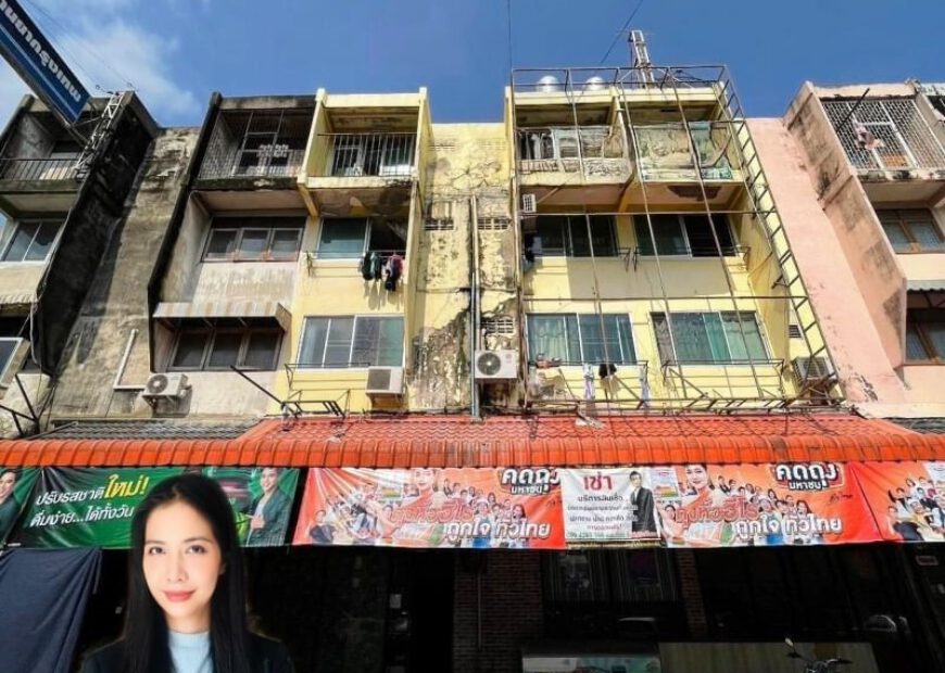Commercial building for rent, 3 booths on the ground floor with 1 mezzanine floor, next to the main road, Ramintra 67 66,000 baht / month.