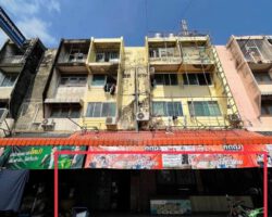 Commercial building for rent, 3 booths on the ground floor with 1 mezzanine floor, next to the main road, Ramintra 67 66,000 baht / month.