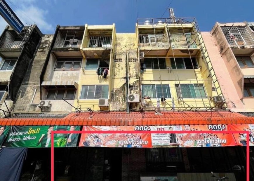 Commercial building for rent, 3 booths on the ground floor with 1 mezzanine floor, next to the main road, Ramintra 67 66,000 baht / month.