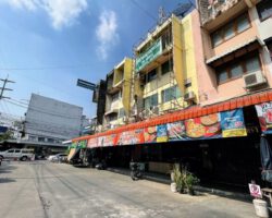 Commercial building for rent, 3 booths on the ground floor with 1 mezzanine floor, next to the main road, Ramintra 67 66,000 baht / month.