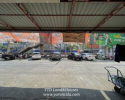 Commercial building for rent, 3 booths on the ground floor with 1 mezzanine floor, next to the main road, Ramintra 67 66,000 baht / month.