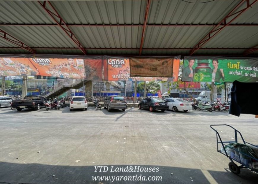 Commercial building for rent, 3 booths on the ground floor with 1 mezzanine floor, next to the main road, Ramintra 67 66,000 baht / month.