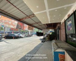 Commercial building for rent, 3 booths on the ground floor with 1 mezzanine floor, next to the main road, Ramintra 67 66,000 baht / month.
