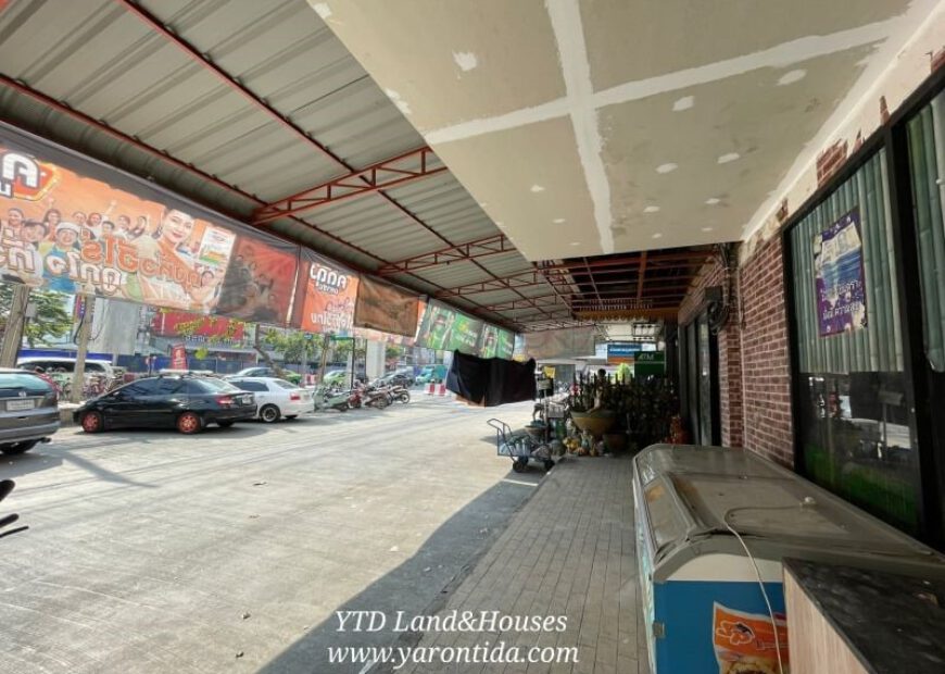 Commercial building for rent, 3 booths on the ground floor with 1 mezzanine floor, next to the main road, Ramintra 67 66,000 baht / month.