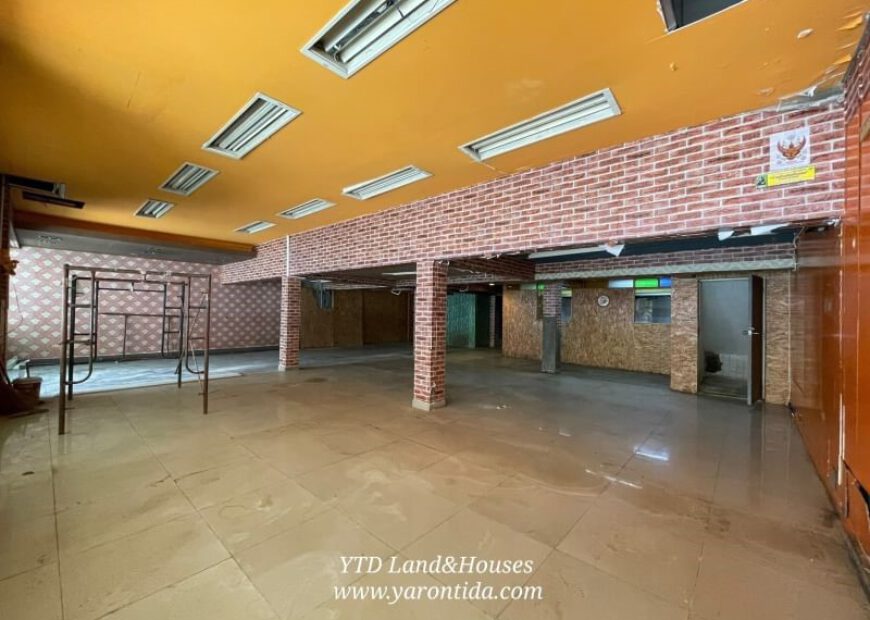 Commercial building for rent, 3 booths on the ground floor with 1 mezzanine floor, next to the main road, Ramintra 67 66,000 baht / month.