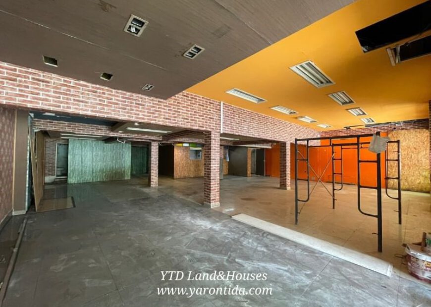 Commercial building for rent, 3 booths on the ground floor with 1 mezzanine floor, next to the main road, Ramintra 67 66,000 baht / month.