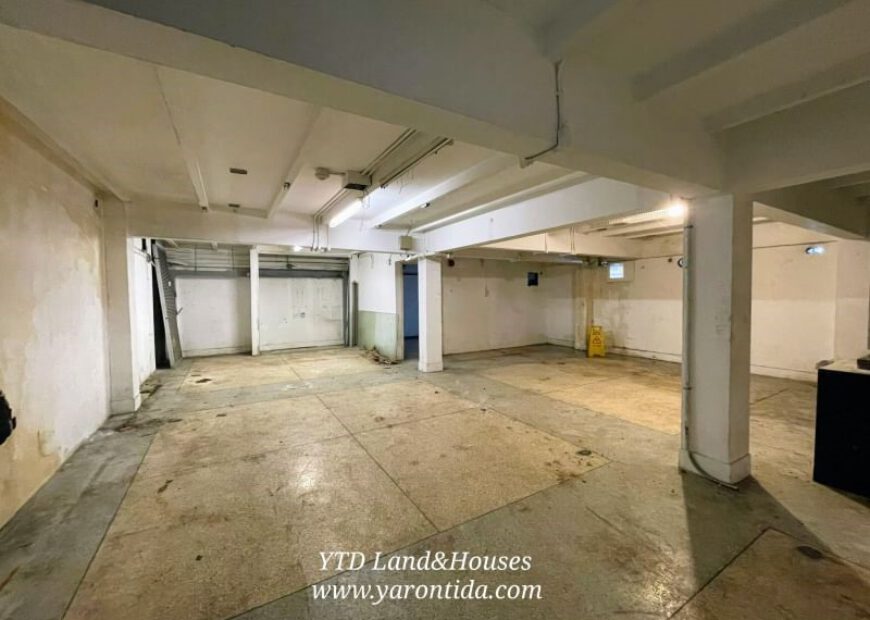 Commercial building for rent, 3 booths on the ground floor with 1 mezzanine floor, next to the main road, Ramintra 67 66,000 baht / month.