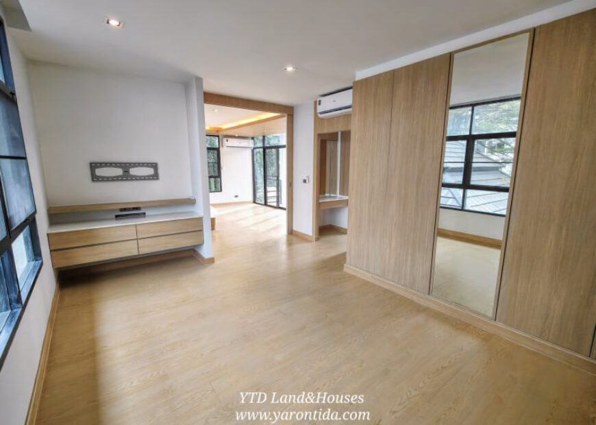For rent Stand alone house with the swimming pool on Onnut 53. Rental 250,000 Baht/month