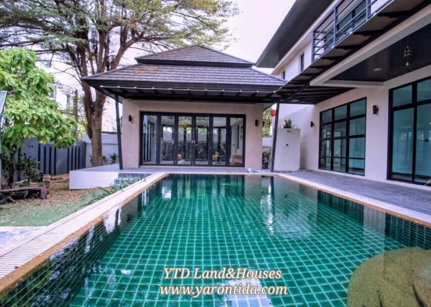 For rent Stand alone house with the swimming pool on Onnut 53. Rental 250,000 Baht/month