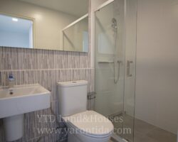 For rent 2-story townhome near Mega Bangna, only 500 meters, best location in the area, Indy 4 Bangna Km.7, in the front zone near Concordian International School. Corner house with mezzanine in the master bedroom, electric awning in front of the house, fully furnished, good location, can enter and exit both Soi Ratchawinit and the expressway road.