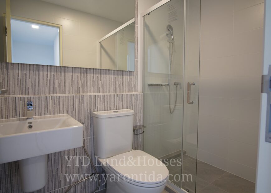 For rent 2-story townhome near Mega Bangna, only 500 meters, best location in the area, Indy 4 Bangna Km.7, in the front zone near Concordian International School. Corner house with mezzanine in the master bedroom, electric awning in front of the house, fully furnished, good location, can enter and exit both Soi Ratchawinit and the expressway road.