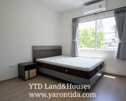 For rent 2-story townhome near Mega Bangna, only 500 meters, best location in the area, Indy 4 Bangna Km.7, in the front zone near Concordian International School. Corner house with mezzanine in the master bedroom, electric awning in front of the house, fully furnished, good location, can enter and exit both Soi Ratchawinit and the expressway road.