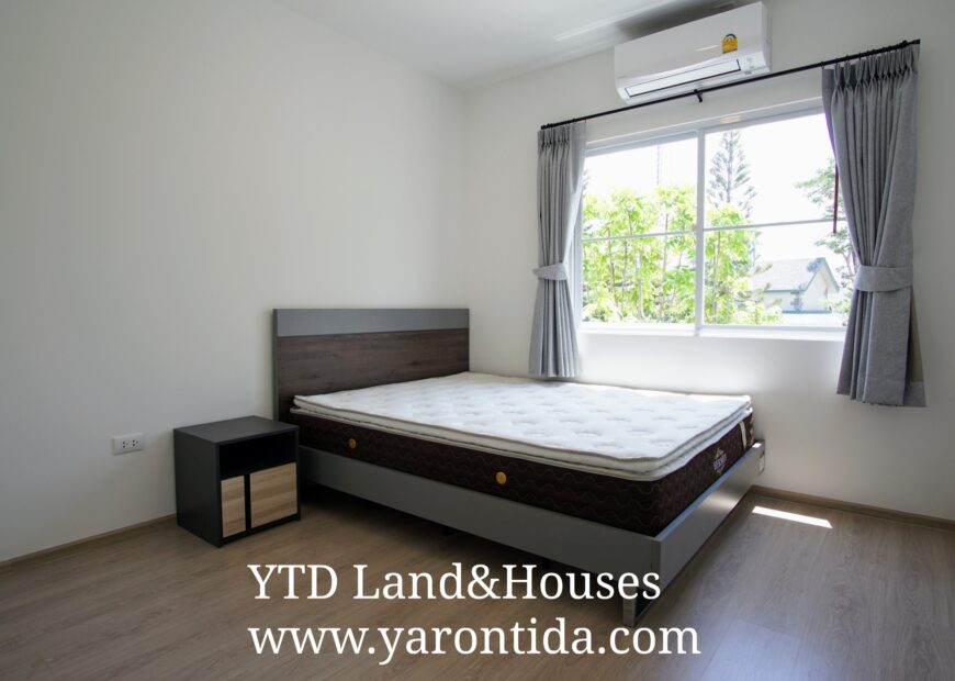 For rent 2-story townhome near Mega Bangna, only 500 meters, best location in the area, Indy 4 Bangna Km.7, in the front zone near Concordian International School. Corner house with mezzanine in the master bedroom, electric awning in front of the house, fully furnished, good location, can enter and exit both Soi Ratchawinit and the expressway road.