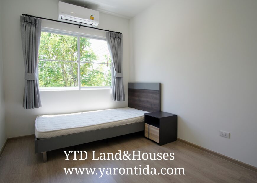 For rent 2-story townhome near Mega Bangna, only 500 meters, best location in the area, Indy 4 Bangna Km.7, in the front zone near Concordian International School. Corner house with mezzanine in the master bedroom, electric awning in front of the house, fully furnished, good location, can enter and exit both Soi Ratchawinit and the expressway road.