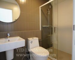 For rent 2-story townhome near Mega Bangna, only 500 meters, best location in the area, Indy 4 Bangna Km.7, in the front zone near Concordian International School. Corner house with mezzanine in the master bedroom, electric awning in front of the house, fully furnished, good location, can enter and exit both Soi Ratchawinit and the expressway road.