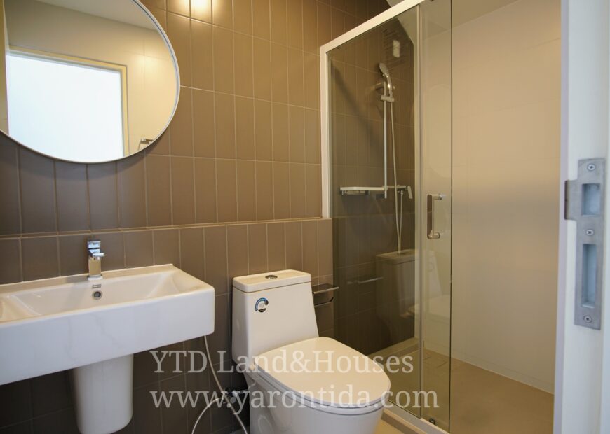 For rent 2-story townhome near Mega Bangna, only 500 meters, best location in the area, Indy 4 Bangna Km.7, in the front zone near Concordian International School. Corner house with mezzanine in the master bedroom, electric awning in front of the house, fully furnished, good location, can enter and exit both Soi Ratchawinit and the expressway road.