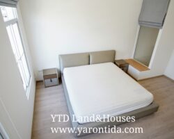 For rent 2-story townhome near Mega Bangna, only 500 meters, best location in the area, Indy 4 Bangna Km.7, in the front zone near Concordian International School. Corner house with mezzanine in the master bedroom, electric awning in front of the house, fully furnished, good location, can enter and exit both Soi Ratchawinit and the expressway road.