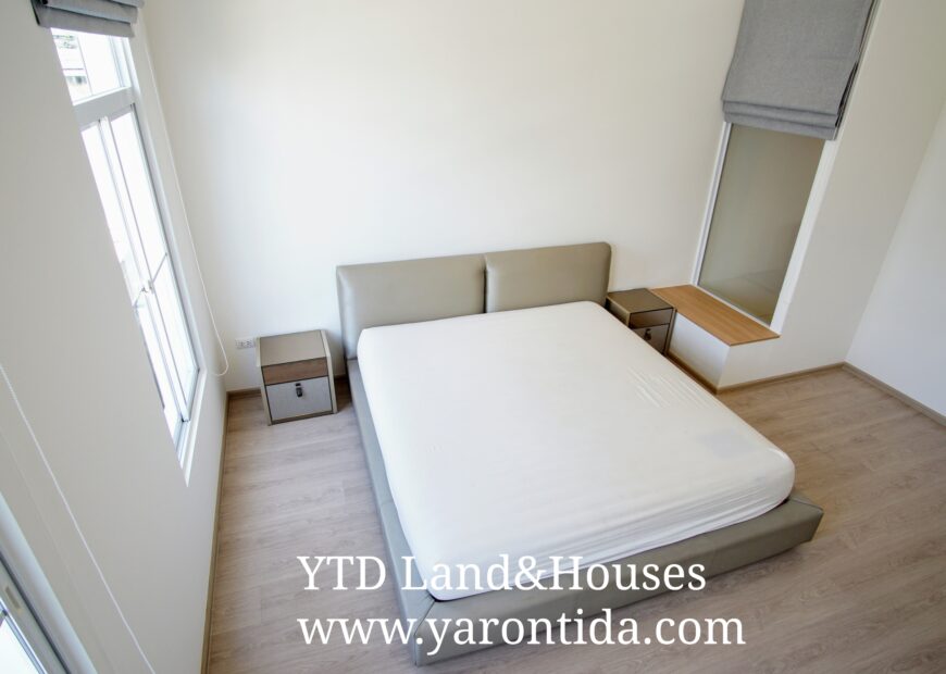 For rent 2-story townhome near Mega Bangna, only 500 meters, best location in the area, Indy 4 Bangna Km.7, in the front zone near Concordian International School. Corner house with mezzanine in the master bedroom, electric awning in front of the house, fully furnished, good location, can enter and exit both Soi Ratchawinit and the expressway road.