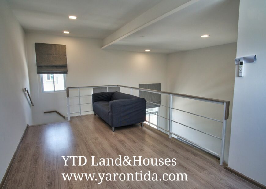 For rent 2-story townhome near Mega Bangna, only 500 meters, best location in the area, Indy 4 Bangna Km.7, in the front zone near Concordian International School. Corner house with mezzanine in the master bedroom, electric awning in front of the house, fully furnished, good location, can enter and exit both Soi Ratchawinit and the expressway road.