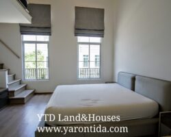 For rent 2-story townhome near Mega Bangna, only 500 meters, best location in the area, Indy 4 Bangna Km.7, in the front zone near Concordian International School. Corner house with mezzanine in the master bedroom, electric awning in front of the house, fully furnished, good location, can enter and exit both Soi Ratchawinit and the expressway road.