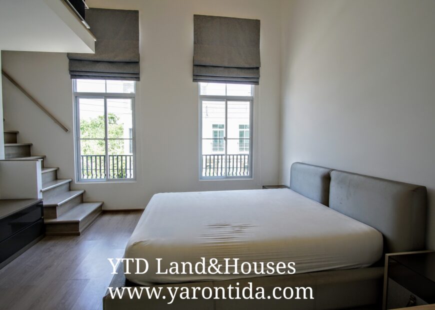 For rent 2-story townhome near Mega Bangna, only 500 meters, best location in the area, Indy 4 Bangna Km.7, in the front zone near Concordian International School. Corner house with mezzanine in the master bedroom, electric awning in front of the house, fully furnished, good location, can enter and exit both Soi Ratchawinit and the expressway road.