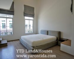 For rent 2-story townhome near Mega Bangna, only 500 meters, best location in the area, Indy 4 Bangna Km.7, in the front zone near Concordian International School. Corner house with mezzanine in the master bedroom, electric awning in front of the house, fully furnished, good location, can enter and exit both Soi Ratchawinit and the expressway road.