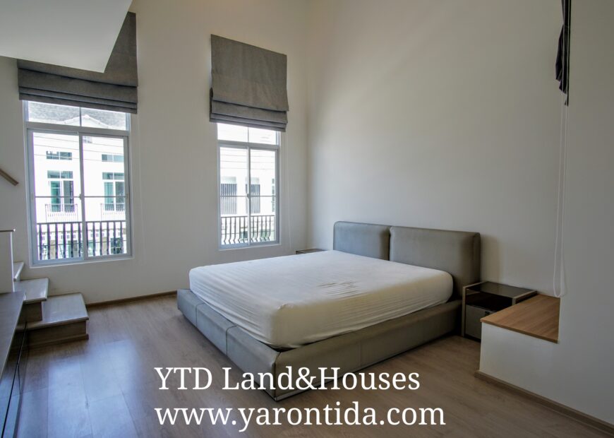 For rent 2-story townhome near Mega Bangna, only 500 meters, best location in the area, Indy 4 Bangna Km.7, in the front zone near Concordian International School. Corner house with mezzanine in the master bedroom, electric awning in front of the house, fully furnished, good location, can enter and exit both Soi Ratchawinit and the expressway road.