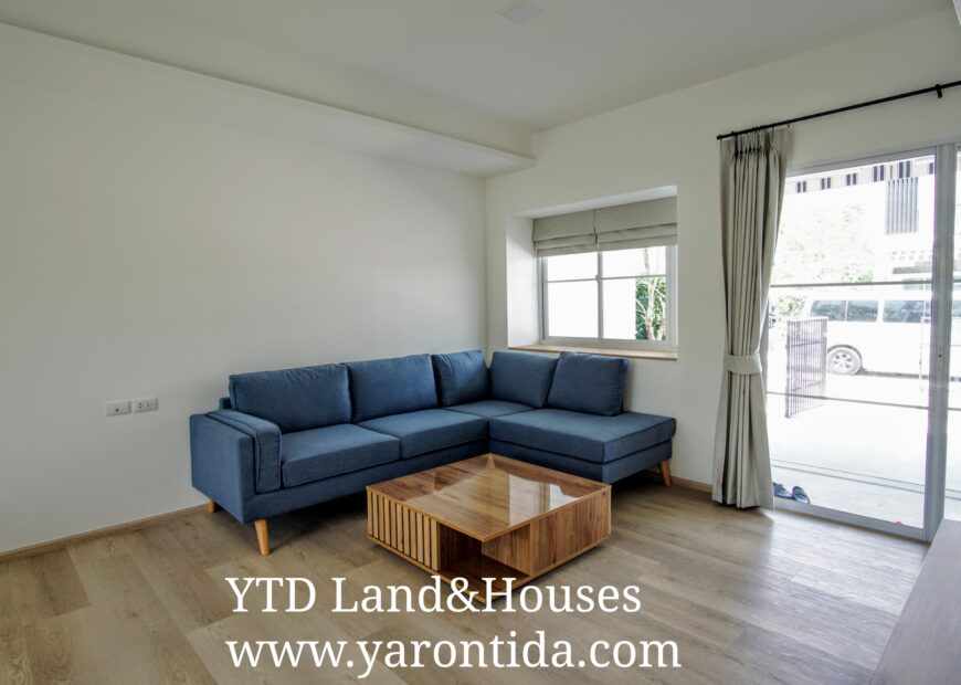 For rent 2-story townhome near Mega Bangna, only 500 meters, best location in the area, Indy 4 Bangna Km.7, in the front zone near Concordian International School. Corner house with mezzanine in the master bedroom, electric awning in front of the house, fully furnished, good location, can enter and exit both Soi Ratchawinit and the expressway road.