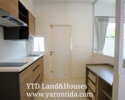 For rent 2-story townhome near Mega Bangna, only 500 meters, best location in the area, Indy 4 Bangna Km.7, in the front zone near Concordian International School. Corner house with mezzanine in the master bedroom, electric awning in front of the house, fully furnished, good location, can enter and exit both Soi Ratchawinit and the expressway road.