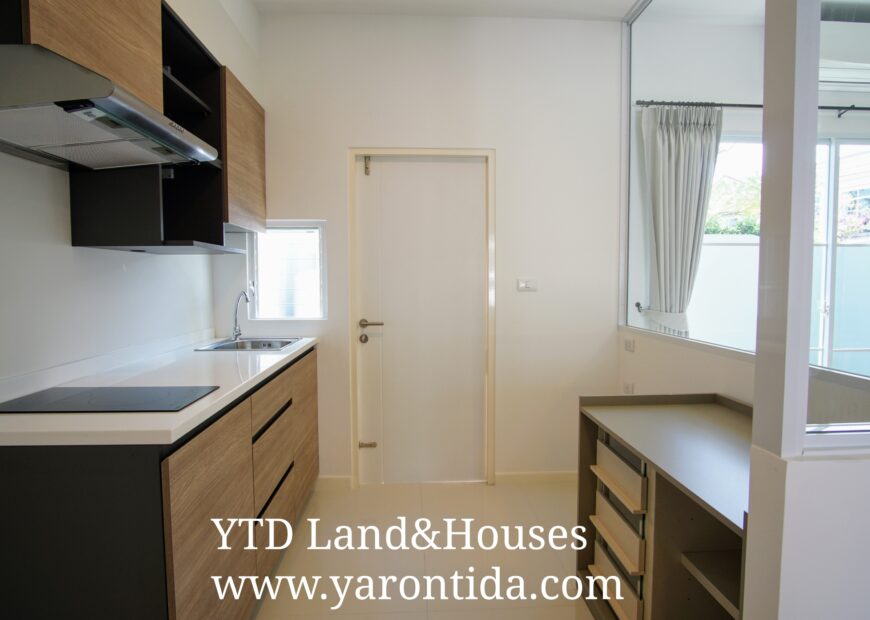 For rent 2-story townhome near Mega Bangna, only 500 meters, best location in the area, Indy 4 Bangna Km.7, in the front zone near Concordian International School. Corner house with mezzanine in the master bedroom, electric awning in front of the house, fully furnished, good location, can enter and exit both Soi Ratchawinit and the expressway road.