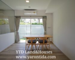 For rent 2-story townhome near Mega Bangna, only 500 meters, best location in the area, Indy 4 Bangna Km.7, in the front zone near Concordian International School. Corner house with mezzanine in the master bedroom, electric awning in front of the house, fully furnished, good location, can enter and exit both Soi Ratchawinit and the expressway road.