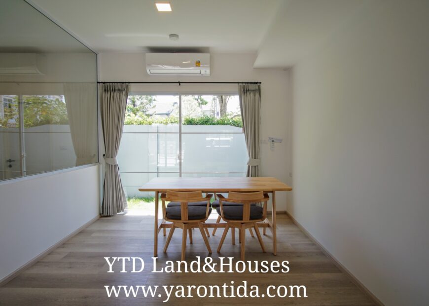 For rent 2-story townhome near Mega Bangna, only 500 meters, best location in the area, Indy 4 Bangna Km.7, in the front zone near Concordian International School. Corner house with mezzanine in the master bedroom, electric awning in front of the house, fully furnished, good location, can enter and exit both Soi Ratchawinit and the expressway road.