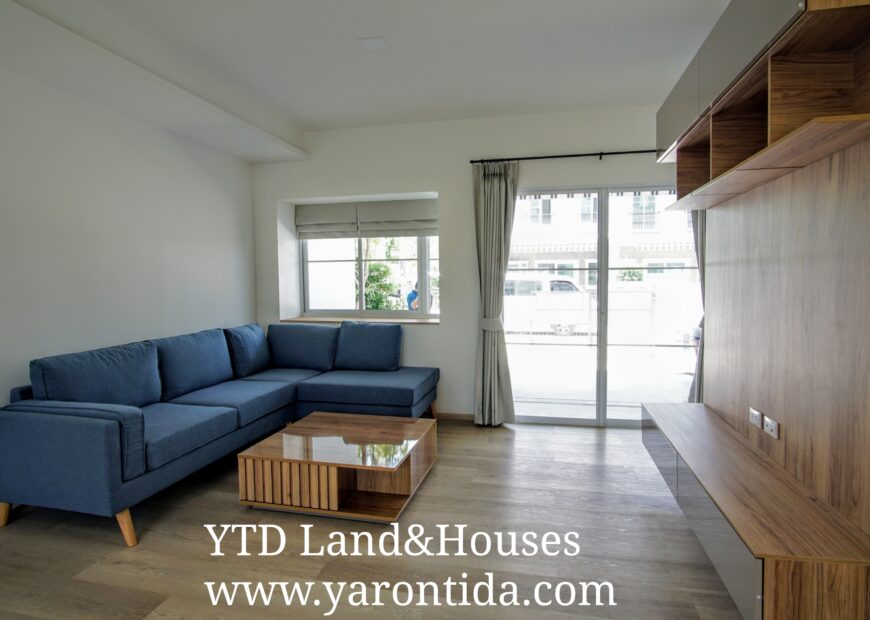 For rent 2-story townhome near Mega Bangna, only 500 meters, best location in the area, Indy 4 Bangna Km.7, in the front zone near Concordian International School. Corner house with mezzanine in the master bedroom, electric awning in front of the house, fully furnished, good location, can enter and exit both Soi Ratchawinit and the expressway road.