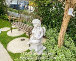 For rent 2-story townhome near Mega Bangna, only 500 meters, best location in the area, Indy 4 Bangna Km.7, in the front zone near Concordian International School. Corner house with mezzanine in the master bedroom, electric awning in front of the house, fully furnished, good location, can enter and exit both Soi Ratchawinit and the expressway road.