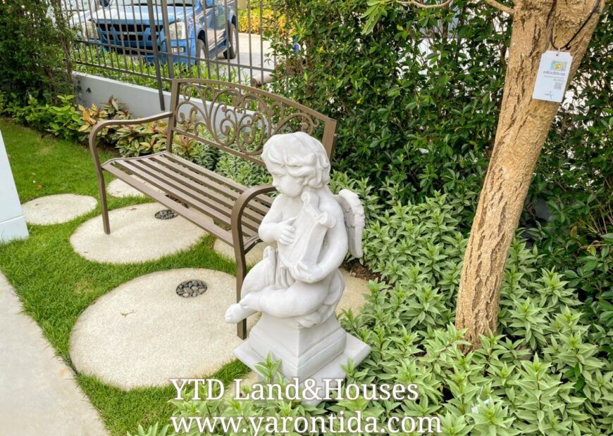 For rent 2-story townhome near Mega Bangna, only 500 meters, best location in the area, Indy 4 Bangna Km.7, in the front zone near Concordian International School. Corner house with mezzanine in the master bedroom, electric awning in front of the house, fully furnished, good location, can enter and exit both Soi Ratchawinit and the expressway road.