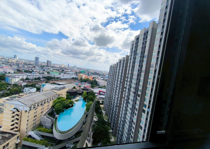 ให้เช่าคอนโด เอลลิโอ เดลเนสท์  ตกแต่งพร้อมเข้าอยู่ ใกล้รถไฟฟ้า บีทีเอส เพียง 750 เมตร , ใกล้ตลาดอุดมสุขเพียง 500 เมตร ,อยู่ชั้น 21 อาคารเอฟ , ห้องนอนใหญ่ วิวสระน้ำ หันทิศใต้ ห้องร่มรื่น ไม่โดนแดดส่อง มี 2 ห้องนอน 2 ห้องน้ำ 1 ห้องนั่งเล่น และ 1 ห้องครัว