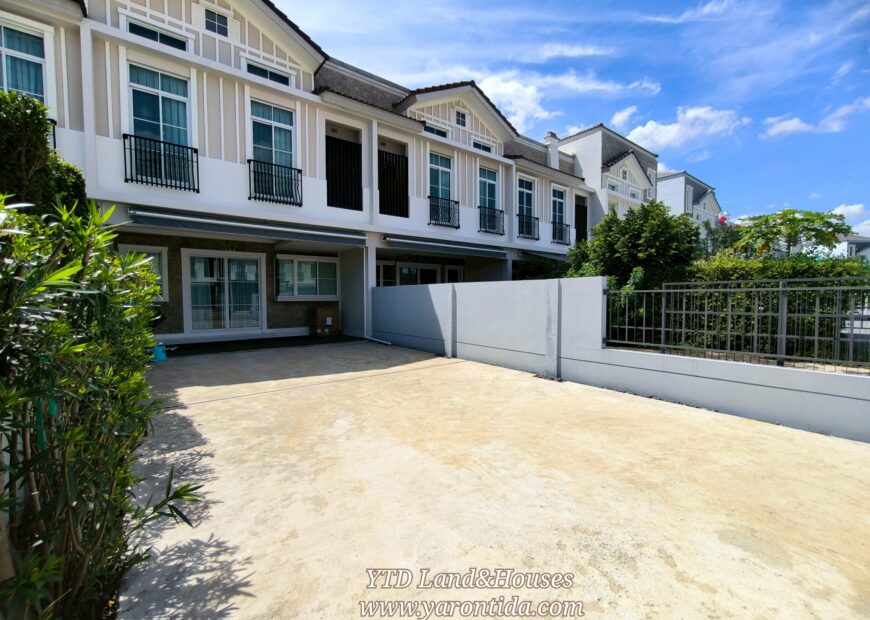 For rent 2-story townhome near Mega Bangna, best location in the area, Indy 2 Bangna-Ramkhamhaeng 2, the front of the house faces north, located on the main road, near the club, can park up to 4 cars, near both the club and the garden. The front has an electric awning. The back has a complete awning. Beautiful house. ready to move in.