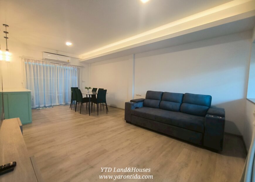 For rent 2-story townhome near Mega Bangna, best location in the area, Indy 2 Bangna-Ramkhamhaeng 2, the front of the house faces north, located on the main road, near the club, can park up to 4 cars, near both the club and the garden. The front has an electric awning. The back has a complete awning. Beautiful house. ready to move in.