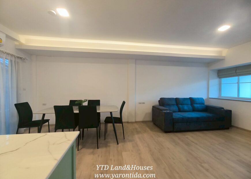 For rent 2-story townhome near Mega Bangna, best location in the area, Indy 2 Bangna-Ramkhamhaeng 2, the front of the house faces north, located on the main road, near the club, can park up to 4 cars, near both the club and the garden. The front has an electric awning. The back has a complete awning. Beautiful house. ready to move in.