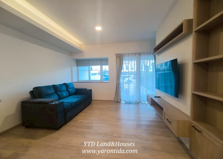For rent 2-story townhome near Mega Bangna, best location in the area, Indy 2 Bangna-Ramkhamhaeng 2, the front of the house faces north, located on the main road, near the club, can park up to 4 cars, near both the club and the garden. The front has an electric awning. The back has a complete awning. Beautiful house. ready to move in.