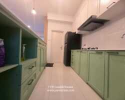 For rent 2-story townhome near Mega Bangna, best location in the area, Indy 2 Bangna-Ramkhamhaeng 2, the front of the house faces north, located on the main road, near the club, can park up to 4 cars, near both the club and the garden. The front has an electric awning. The back has a complete awning. Beautiful house. ready to move in.