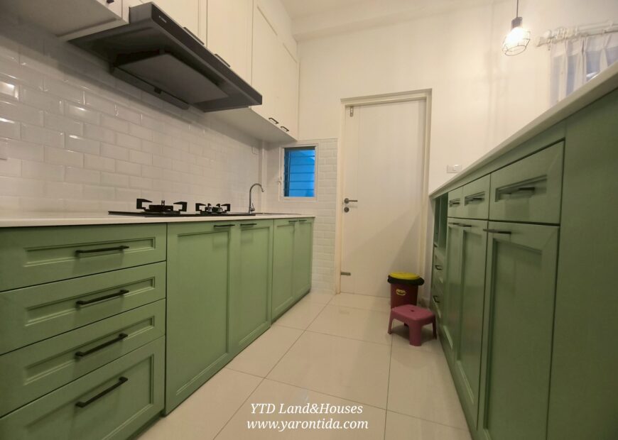 For rent 2-story townhome near Mega Bangna, best location in the area, Indy 2 Bangna-Ramkhamhaeng 2, the front of the house faces north, located on the main road, near the club, can park up to 4 cars, near both the club and the garden. The front has an electric awning. The back has a complete awning. Beautiful house. ready to move in.