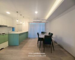 For rent 2-story townhome near Mega Bangna, best location in the area, Indy 2 Bangna-Ramkhamhaeng 2, the front of the house faces north, located on the main road, near the club, can park up to 4 cars, near both the club and the garden. The front has an electric awning. The back has a complete awning. Beautiful house. ready to move in.
