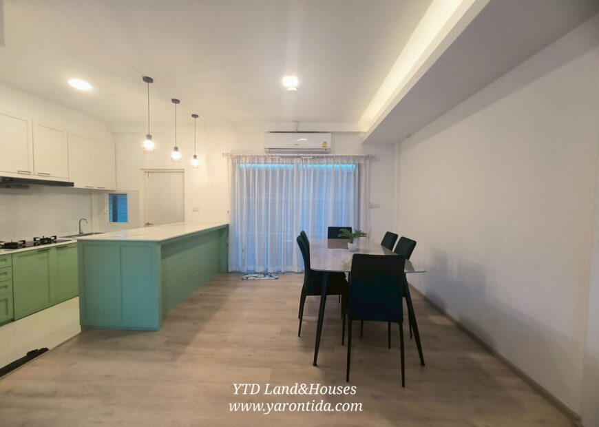 For rent 2-story townhome near Mega Bangna, best location in the area, Indy 2 Bangna-Ramkhamhaeng 2, the front of the house faces north, located on the main road, near the club, can park up to 4 cars, near both the club and the garden. The front has an electric awning. The back has a complete awning. Beautiful house. ready to move in.