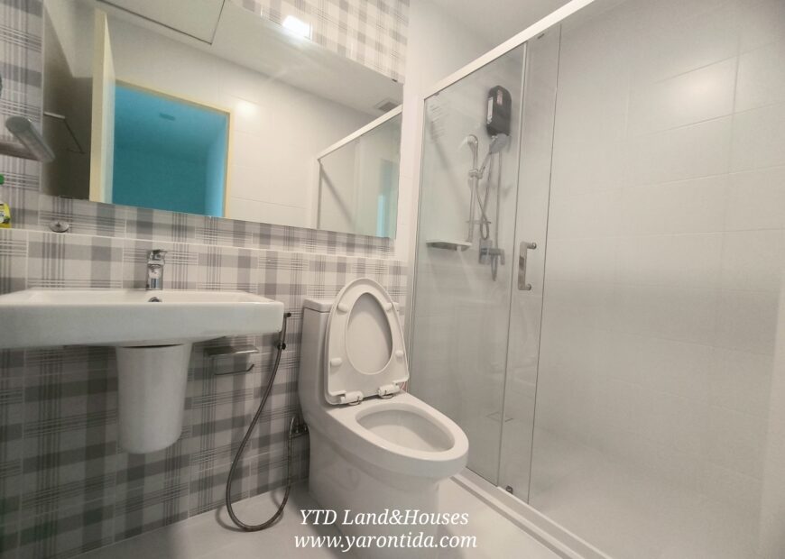 For rent 2-story townhome near Mega Bangna, best location in the area, Indy 2 Bangna-Ramkhamhaeng 2, the front of the house faces north, located on the main road, near the club, can park up to 4 cars, near both the club and the garden. The front has an electric awning. The back has a complete awning. Beautiful house. ready to move in.