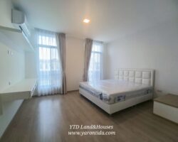 For rent 2-story townhome near Mega Bangna, best location in the area, Indy 2 Bangna-Ramkhamhaeng 2, the front of the house faces north, located on the main road, near the club, can park up to 4 cars, near both the club and the garden. The front has an electric awning. The back has a complete awning. Beautiful house. ready to move in.