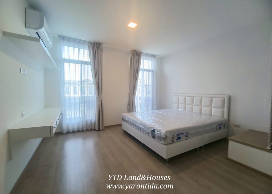 For rent 2-story townhome near Mega Bangna, best location in the area, Indy 2 Bangna-Ramkhamhaeng 2, the front of the house faces north, located on the main road, near the club, can park up to 4 cars, near both the club and the garden. The front has an electric awning. The back has a complete awning. Beautiful house. ready to move in.