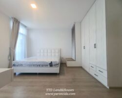 For rent 2-story townhome near Mega Bangna, best location in the area, Indy 2 Bangna-Ramkhamhaeng 2, the front of the house faces north, located on the main road, near the club, can park up to 4 cars, near both the club and the garden. The front has an electric awning. The back has a complete awning. Beautiful house. ready to move in.