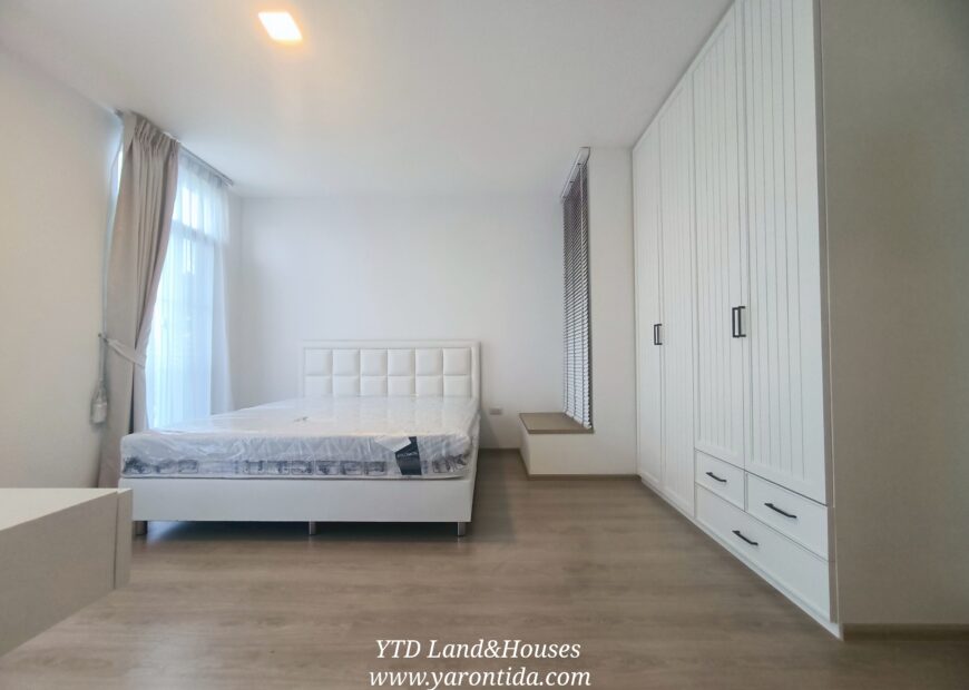 For rent 2-story townhome near Mega Bangna, best location in the area, Indy 2 Bangna-Ramkhamhaeng 2, the front of the house faces north, located on the main road, near the club, can park up to 4 cars, near both the club and the garden. The front has an electric awning. The back has a complete awning. Beautiful house. ready to move in.